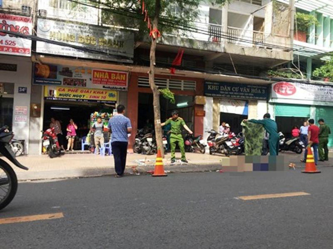 tphcm nguoi phu nu roi tu lan can tang 4 chung cu xuong dat tu vong