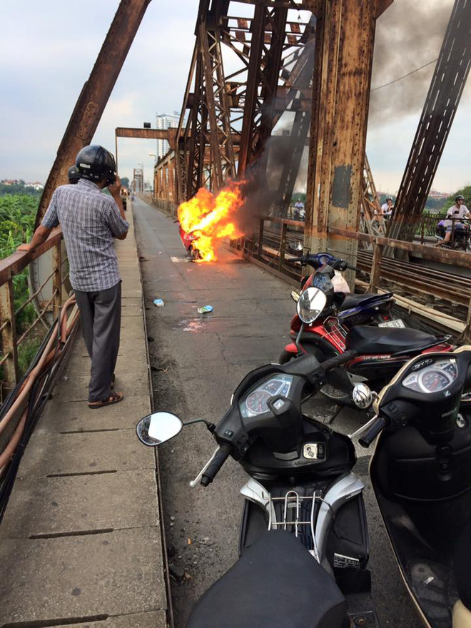ha noi xe may attila do nguoi phu nu dieu khien chay du doi tren cau long bien