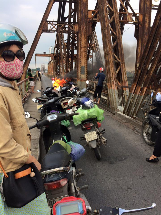 ha noi xe may attila do nguoi phu nu dieu khien chay du doi tren cau long bien