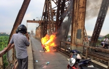 ha noi xe may attila do nguoi phu nu dieu khien chay du doi tren cau long bien