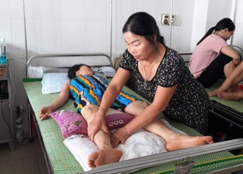 bo y te len tieng ve vu benh nhan liet nua nguoi sau 1 mui tiem o ha giang