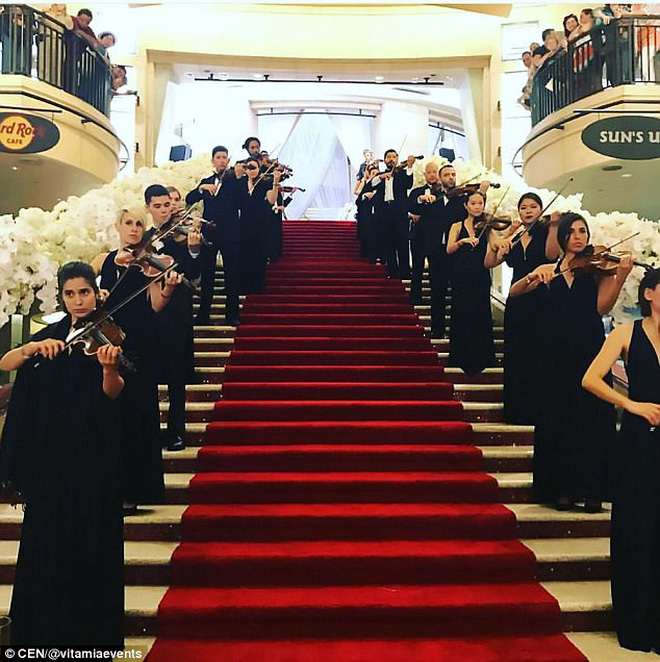 ca hollywood choang ngop truoc dam cuoi xa hoa cua tieu thu nha tai phiet nga