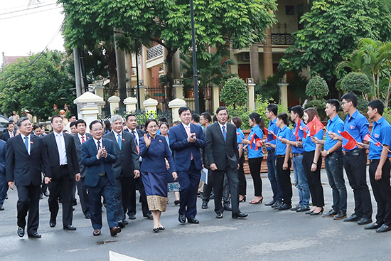 chu tich quoc hoi lao tham va du cac hoat dong huu nghi tai son la