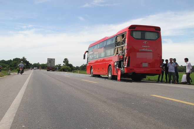 hang chuc hanh khach la het khi o to giuong nam bi xe container tong thang tu phia sau