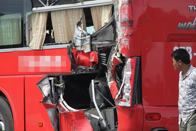 hang chuc hanh khach la het khi o to giuong nam bi xe container tong thang tu phia sau