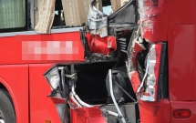 hang chuc hanh khach la het khi o to giuong nam bi xe container tong thang tu phia sau