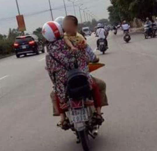 dan mang soi suc voi hinh anh em be khoc tren duong nghi la be trai mat tich cach day 2 ngay