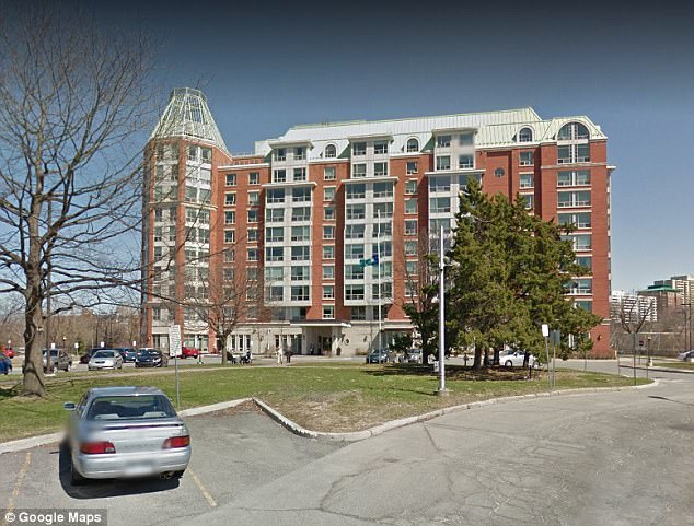 thay ta cho benh nhan cao tuoi y ta ra tay dam vao mat ong cu lien tiep 11 lan