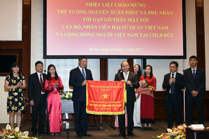 thu tuong toi berlin gap go dai dien nguoi viet tai duc