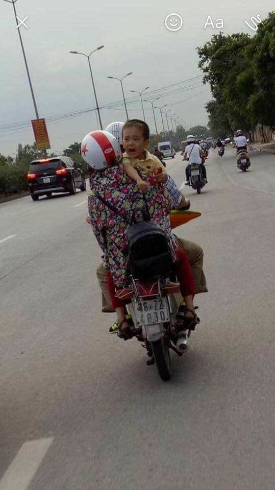 bo chau be 6 tuoi bi mat tich o quang binh buc anh be trai quay khoc o ha noi khong phai con toi