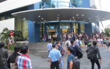 tphcm bien hieu boc chay hang tram nhan vien thao chay khoi toa nha etown 2