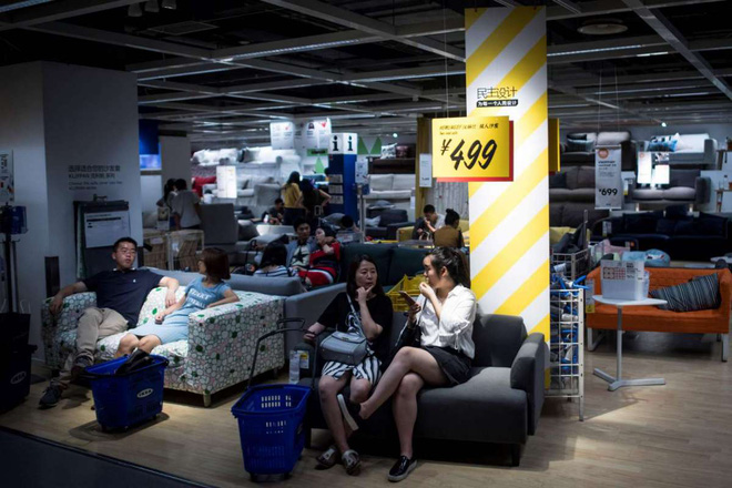 he nong nuc dan thuong hai keo ra cua hang ikea nam la liet len giuong nhu o nha minh