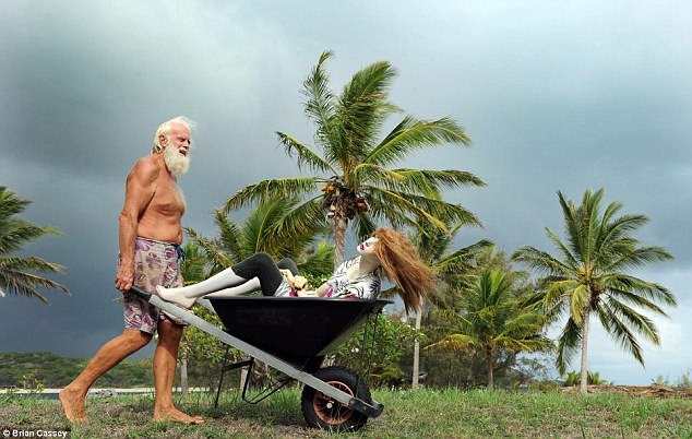tung la trieu phu vang doi nhung ong quyet dinh song mot minh tren hoang dao den cuoi doi day la ly do