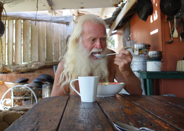 tung la trieu phu vang doi nhung ong quyet dinh song mot minh tren hoang dao den cuoi doi day la ly do