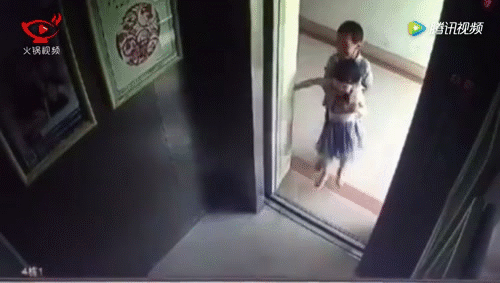 bi be trai 5 tuoi be vao thang may roi mot minh di len tang cao co be 2 tuoi tu vong thuong tam
