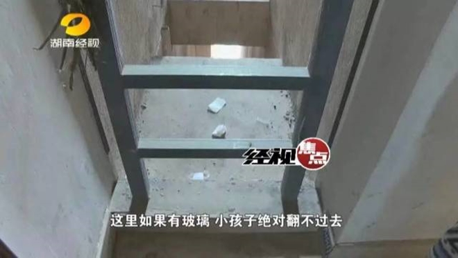bi be trai 5 tuoi be vao thang may roi mot minh di len tang cao co be 2 tuoi tu vong thuong tam