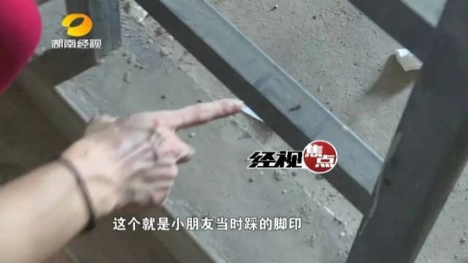 bi be trai 5 tuoi be vao thang may roi mot minh di len tang cao co be 2 tuoi tu vong thuong tam