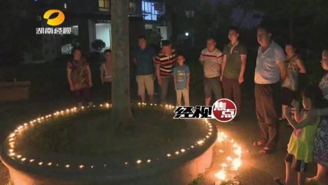 bi be trai 5 tuoi be vao thang may roi mot minh di len tang cao co be 2 tuoi tu vong thuong tam