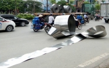 ha noi cuon inox nang hon 5 tan bat ngo roi tu xe container xuong duong