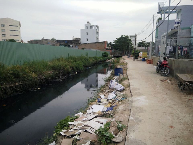 kinh hai nuoc rach den ngom nguoi dan ngam ngui song chung voi o nhiem