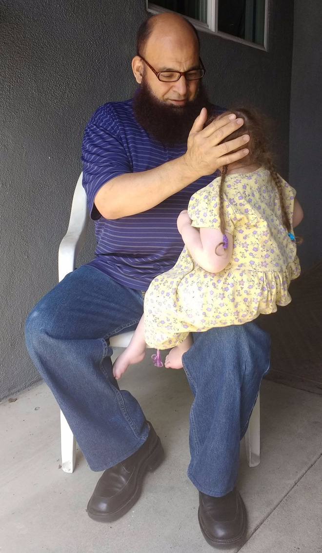 rat nhieu em be da qua doi o ngoi nha cua nguoi dan ong nay nhung cau chuyen ve ong se khien ban nghen loi