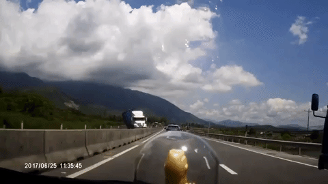 clip tranh o to chay nguoc chieu container lat nghieng de len dai phan cach