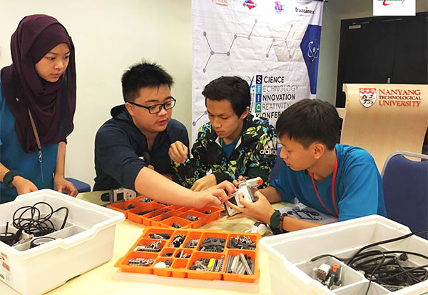 viet nam dang cai to chuc hoi trai khoa hoc asean3 cho thieu nien tai ha noi