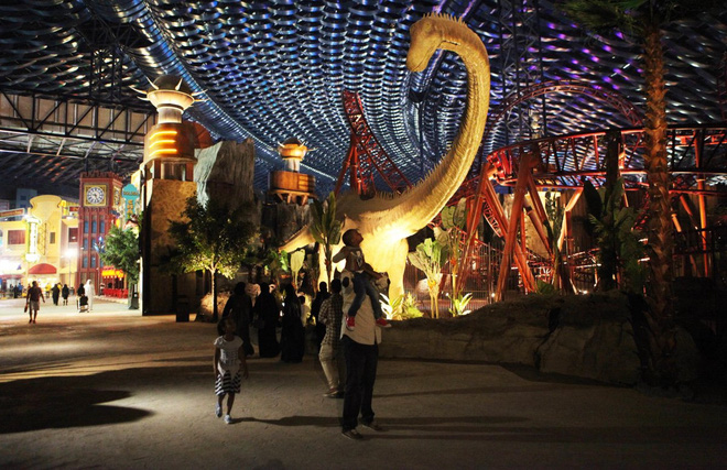 ben trong cong vien giai tri trong nha lon nhat the gioi o dubai