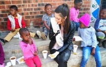 den tham tre em nhiem hiv mo coi ma deo gang tay co hoa hau bi chi trich du doi