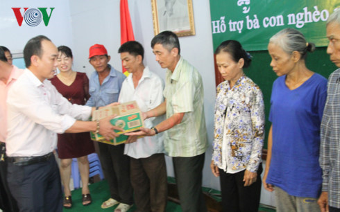 400 suat qua duoc trao cho cac gia dinh nguoi viet tai campuchia