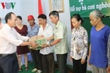 400 suat qua duoc trao cho cac gia dinh nguoi viet tai campuchia
