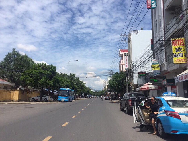 nha trang 2 thanh nien bi ban trong thuong tren pho sau khi roi khoi quan karaoke