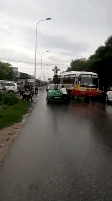 nguoi phu nu treo len noc taxi an va tai xe tuc gian lao len danh