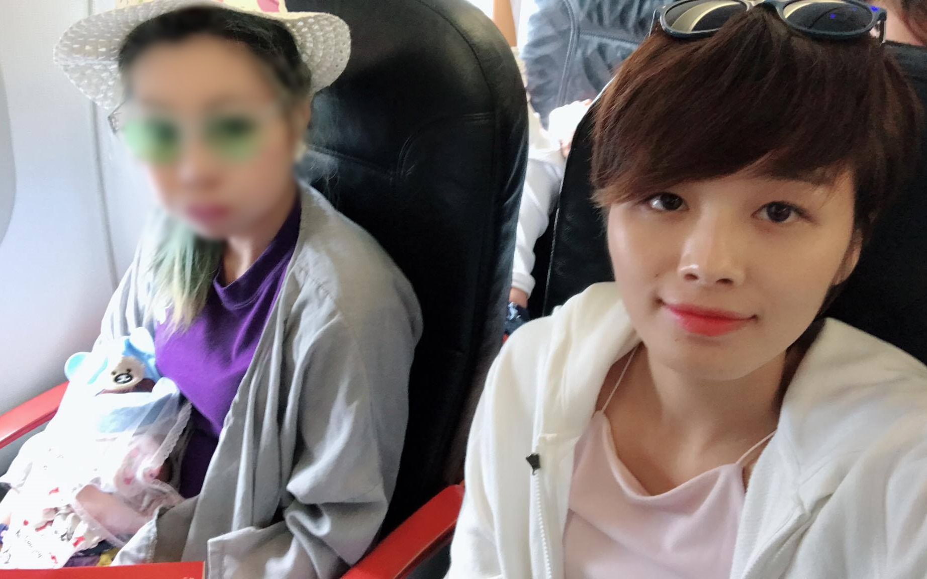 Hot girl Bella bị an ninh sân bay Nội Bài giữ lại vì mang theo... súng giả