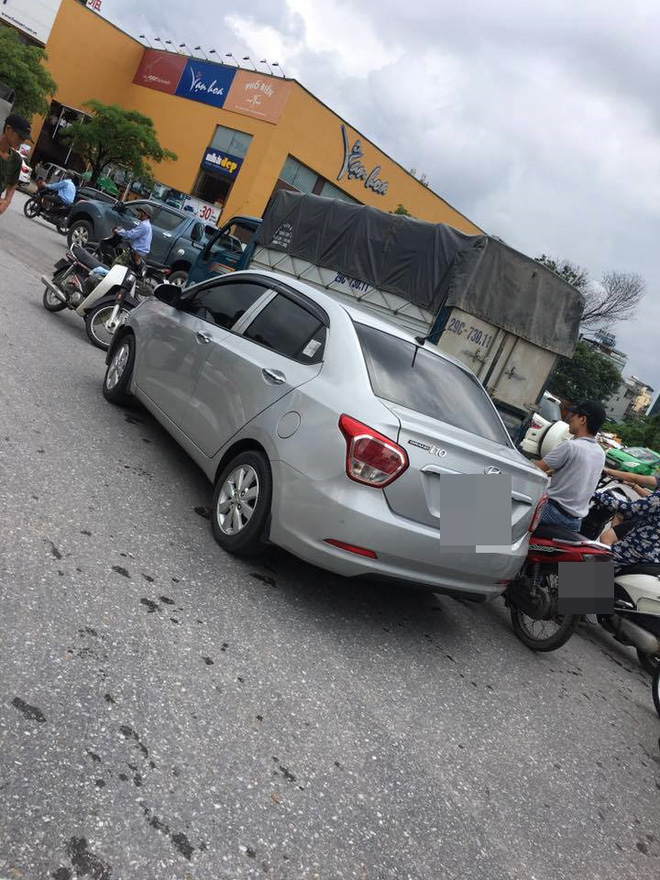 tai xe o to bi dam chay mau mui sau va cham giao thong o ha noi