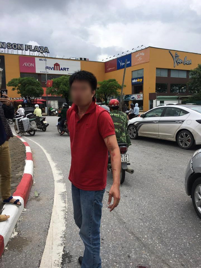 tai xe o to bi dam chay mau mui sau va cham giao thong o ha noi