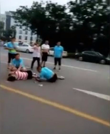 tai xe taxi lao vao doan nguoi dang chay bo khien 1 nguoi thiet mang