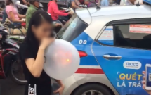 clip soc co gai xinh dep quyt tien taxi keo theo binh khi hit bong cuoi roi va vat giua duong pho ha noi