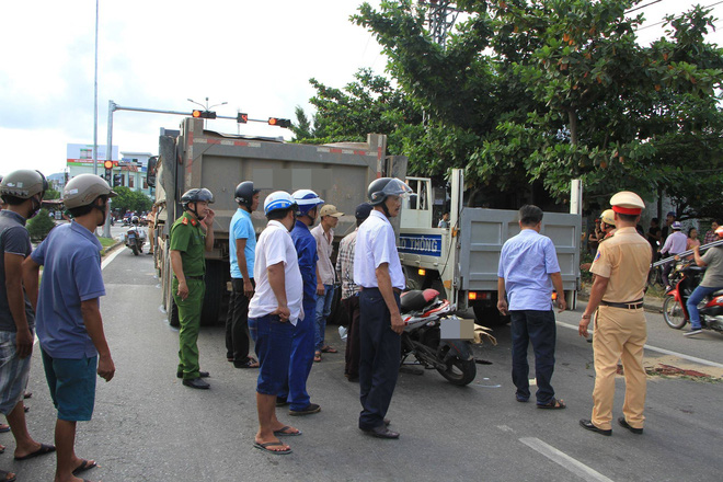 tong vao duoi xe tai dang dung den do nam thanh nien tu vong tai cho