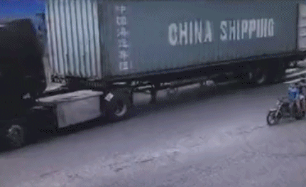 dot ngot quay dau container keo le roi de nghien len chiec xe may ben canh khien 1 nguoi chet