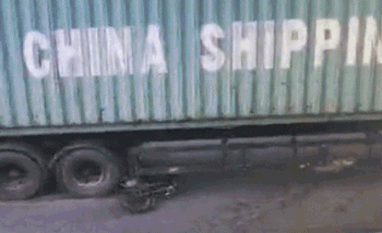 dot ngot quay dau container keo le roi de nghien len chiec xe may ben canh khien 1 nguoi chet