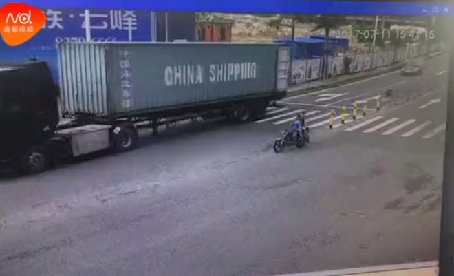 dot ngot quay dau container keo le roi de nghien len chiec xe may ben canh khien 1 nguoi chet