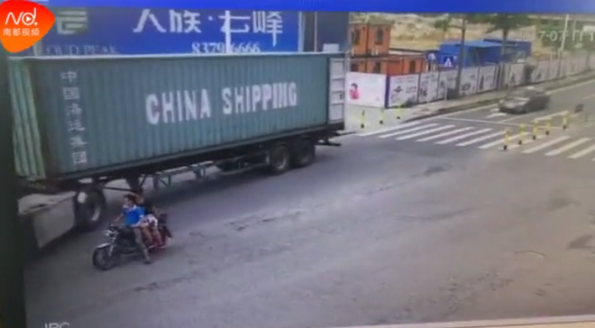 dot ngot quay dau container keo le roi de nghien len chiec xe may ben canh khien 1 nguoi chet