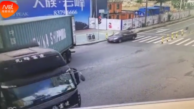 dot ngot quay dau container keo le roi de nghien len chiec xe may ben canh khien 1 nguoi chet