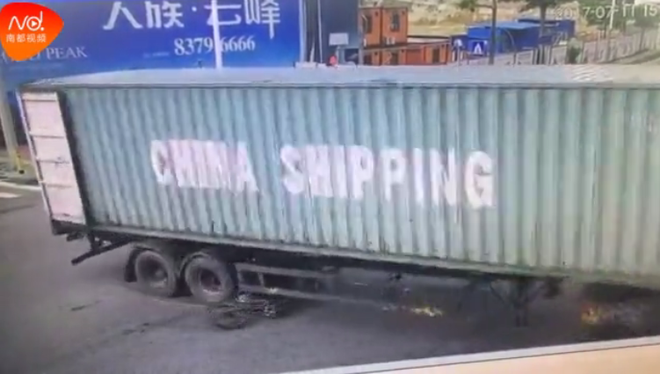 dot ngot quay dau container keo le roi de nghien len chiec xe may ben canh khien 1 nguoi chet