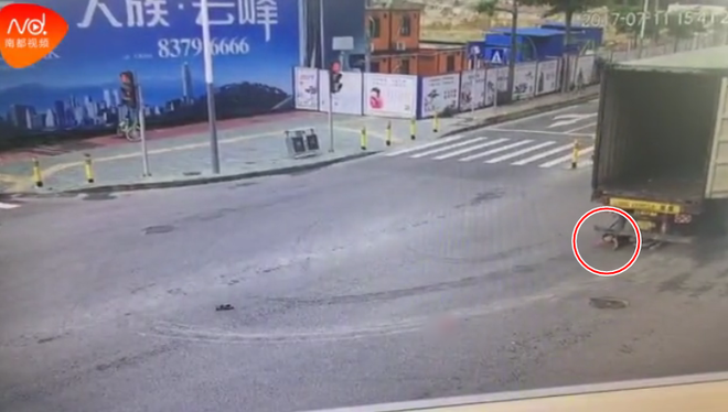 dot ngot quay dau container keo le roi de nghien len chiec xe may ben canh khien 1 nguoi chet