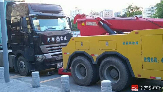 dot ngot quay dau container keo le roi de nghien len chiec xe may ben canh khien 1 nguoi chet