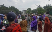 hang tram nguoi doi mua vay kin tru so cong an yeu cau xu ly nguoi phu nu nghi bat coc tre em