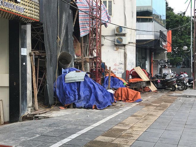 nhan vien salon toc dan dung clip lay nuoc rua chan de pha tra cho khach co the bi xu phat 20 trieu dong