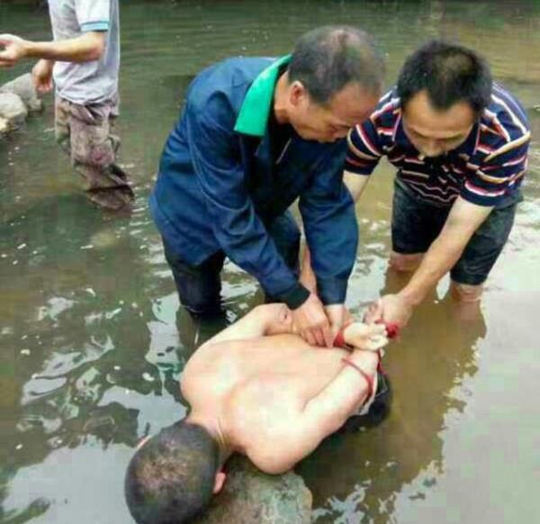 trung quoc ke au dam bi dan lang bat troi khi dang tan cong be gai 11 tuoi